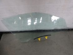 Suzuki Vitara III 2015 SZYBA Z DRZWI PRAWA PRZÓD