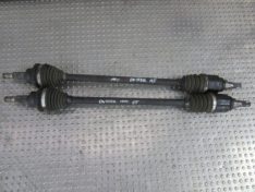 Dacia Duster I 1.6i 4WD 2011 PÓŁOŚ LEWA TYŁ