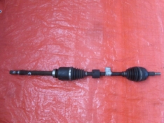 DACIA DUSTER I 1.6i 2012 PÓŁOŚ PRAWA PRZÓD